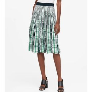 BANANA REPUBLIC pleated plaid sweater skirt in bright turtle green